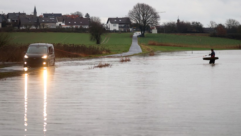 Pria Ini Asyik Main Selancar Air di Tengah Banjir Frankfurt Jerman - Bagian 3