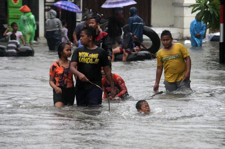 Tingginya Curah Hujan dan Penurunan Tanah Akibatkan Banjir Terjang Rumah