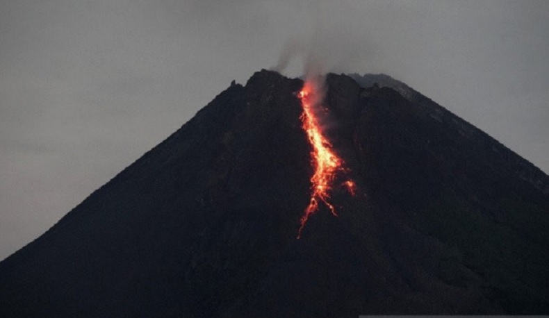 Sabtu Dini Hari Merapi Luncurkan 13 Kali Lava Pijar hingga 1 Km 