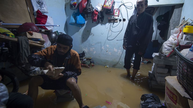 Permukiman Warga Pejaten Timur Terendam Banjir hingga 1,5 Meter - Bagian 3