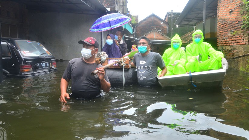 Warga Sakit Dievakuasi Pakai Perahu Rakit saat Banjir di Kudus  - Bagian 2