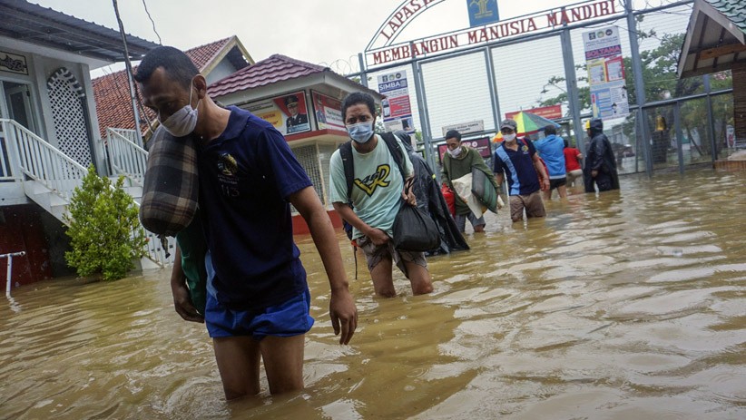 Lapas Pekalongan Banjir, Warga Binaan Dirantai dan Dievakuasi ke Rutan Terdekat - Bagian 3