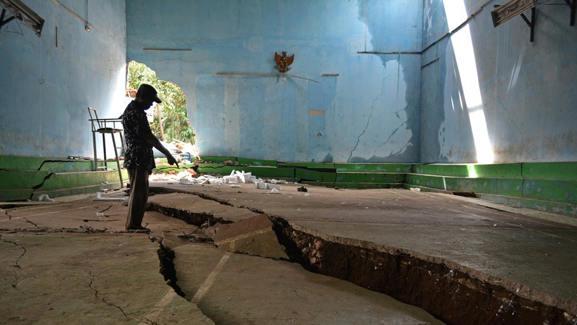 Tanah Bergerak di Desa Girimukti Garut, Rumah dan Bangunan Ambruk - Bagian 2