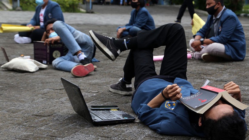 Mahasiswa Surabaya Tiduran di Halaman Kampus Desak Biaya Kuliah Dipotong - Bagian 3