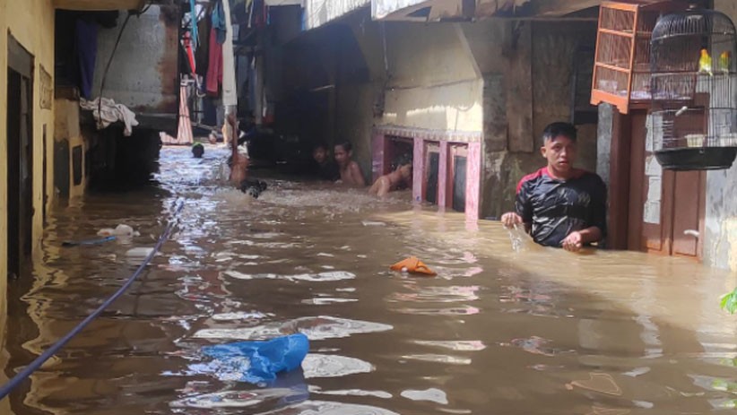 Banjir Setinggi 2 Meter Rendam Permukiman Warga Bidara Cina - Bagian 3