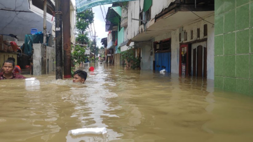 Banjir Setinggi 2 Meter Rendam Permukiman Warga Bidara Cina - Bagian 1