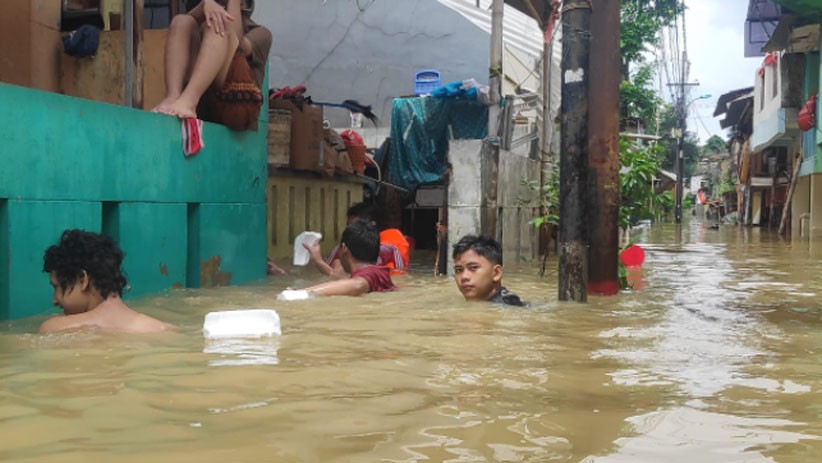 Banjir Setinggi 2 Meter Rendam Permukiman Warga Bidara Cina - Bagian 2