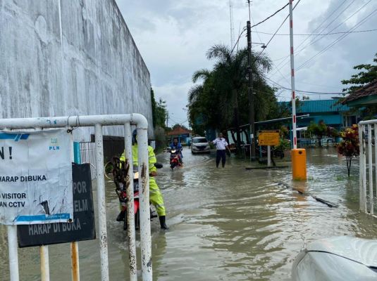 Banjir Landa Sejumlah Wilayah, 272 Gardu Listrik di Jabar Padam 