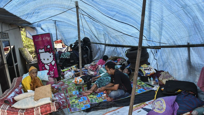 Pria Ini hanya Terlihat Kepala saat Melintasi Banjir Cikarang - Bagian 2
