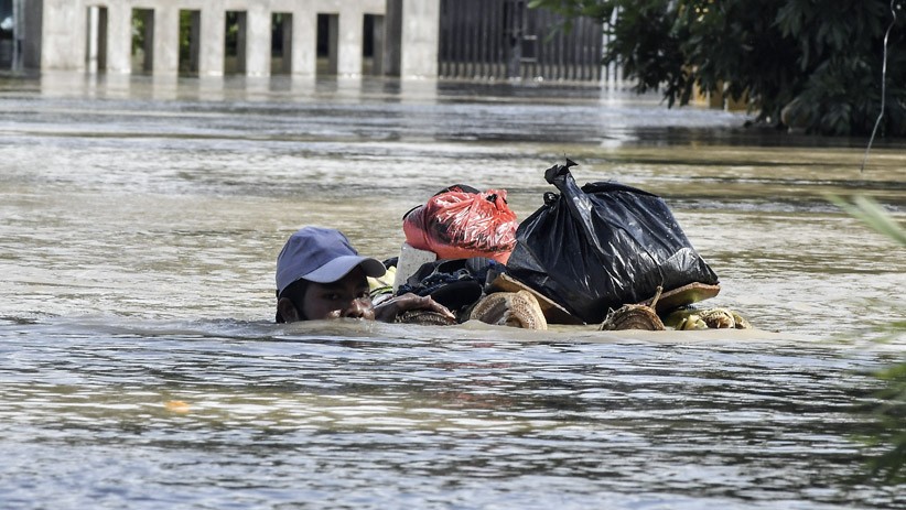Pria Ini hanya Terlihat Kepala saat Melintasi Banjir Cikarang - Bagian 1