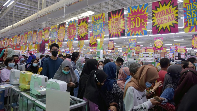 Obral Besar Jelang Tutup Permanen, Giant Pekanbaru Diserbu Pembeli - Bagian 1