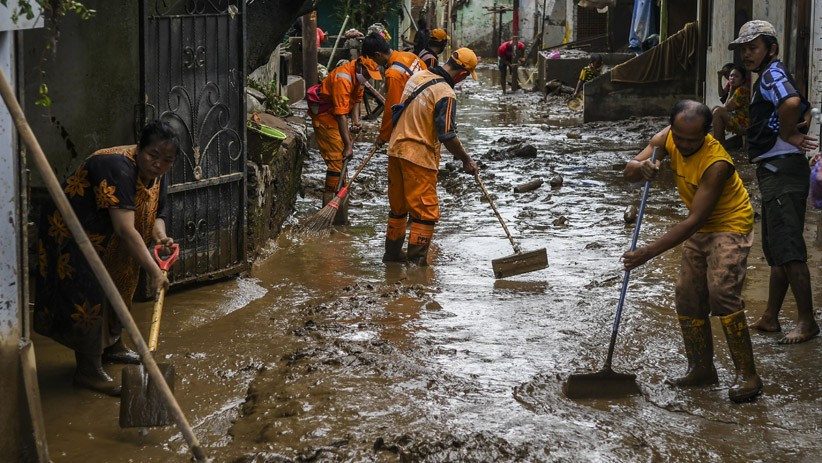 Bersih-Bersih Endapan Lumpur Sisa Banjir Pejaten Timur - Bagian 1