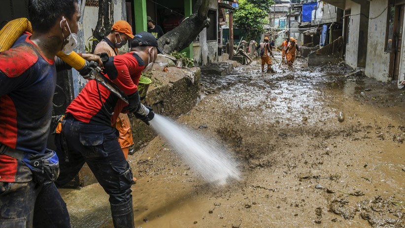 Bersih-Bersih Endapan Lumpur Sisa Banjir Pejaten Timur - Bagian 2