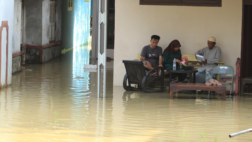 Jaga Barang Berharga, Warga Korban Banjir Indramayu Menolak Dievakuasi - Bagian 1