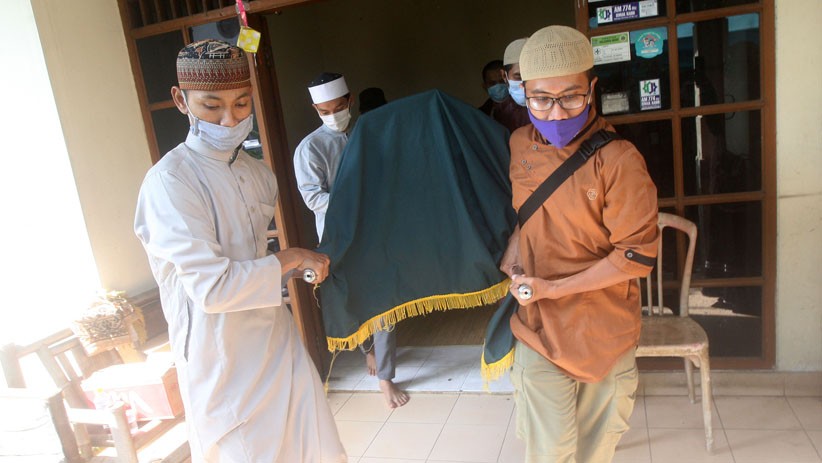 Jenazah Ustadz Maaher At-Thuwailibi Dibawa ke Ponpes Daarul Qur'an Cipondoh - Bagian 2