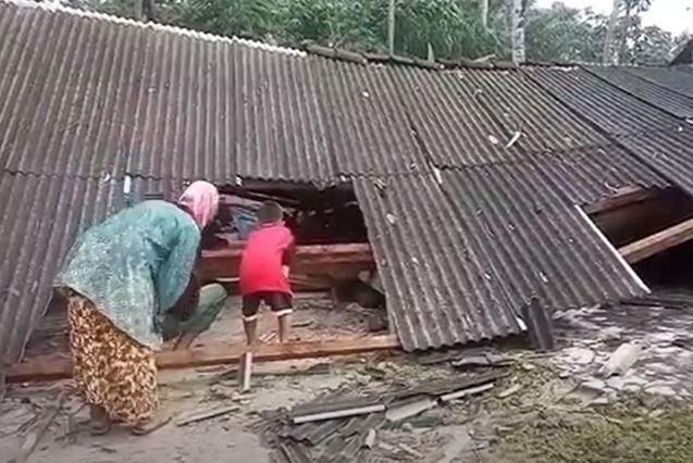 Angin Puting Beliung Terjang Lampung Timur, Puluhan Rumah Rusak Parah