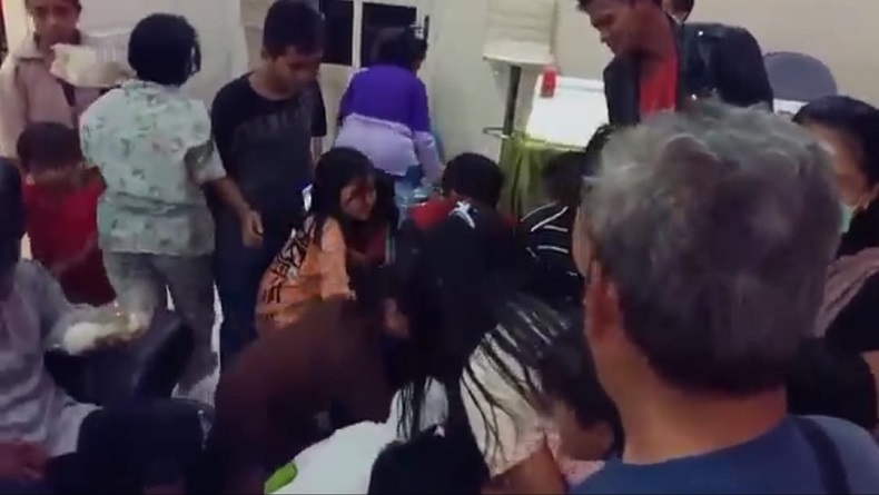 Miris, Korban Banjir di Kertasemaya Indramayu Berebut Makanan