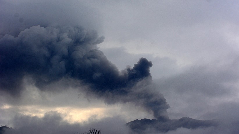 Gunung Raung Keluarkan Asap Hitam dan Abu Vulkanik - Bagian 1