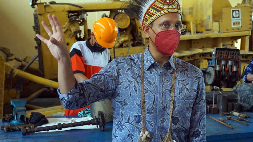 Pakai Topi Khas Papua dan Noken, Nadiem Makarim Kunjungi Bengkel SMK 3 Sorong - Bagian 1