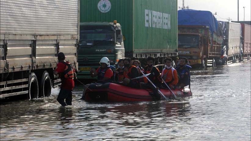 Kaligawe Masih Terendam Banjir, Kemacetan Panjang Truk Terlihat di Jalur Pantura - Bagian 2
