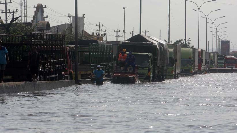 Kaligawe Masih Terendam Banjir, Kemacetan Panjang Truk Terlihat di Jalur Pantura - Bagian 3