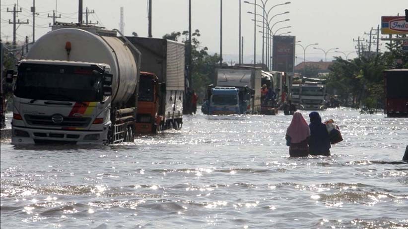Kaligawe Masih Terendam Banjir, Kemacetan Panjang Truk Terlihat di Jalur Pantura - Bagian 1