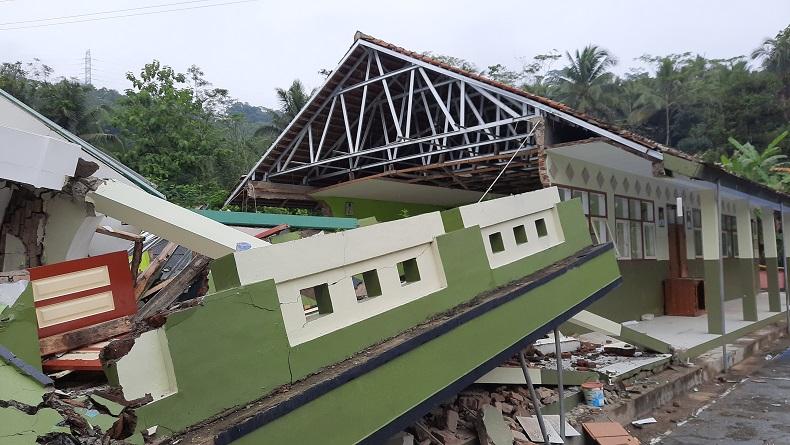SD Babakanjeruk Ambruk dan Jalan Terbelah Akibat Pergerakan Tanah di Tasikmalaya