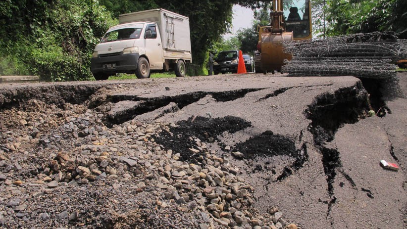 Jalan Penghubung Kendal Temanggung Ambles, Kendaraan Besar Dilarang Melintas - Bagian 1