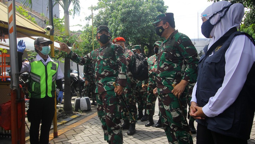 Panglima TNI Marsekal Hadi Tjahjanto Cek Penerapan PPKM Mikro di Surabaya - Bagian 1