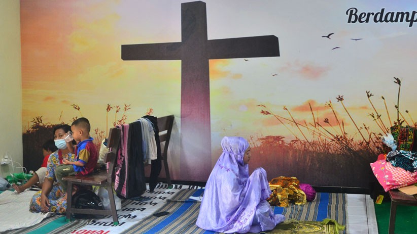 Potret Pengungsi Banjir Kudus Salat di Dalam Gereja Kristen Muria Indonesia - Bagian 2