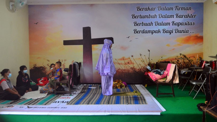 Potret Pengungsi Banjir Kudus Salat di Dalam Gereja Kristen Muria Indonesia - Bagian 1