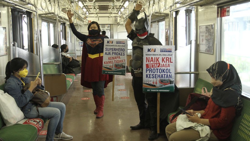 Batman Naik Kereta Sosialisasi Protokol Kesehatan di Dalam KRL - Bagian 2