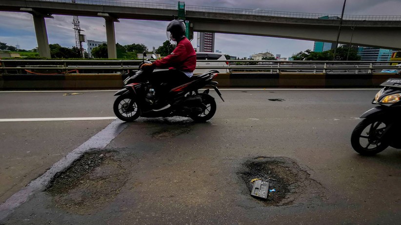 Hati-Hati, Jalanan Berlubang di Jakarta Selatan Membahayakan Pengendara Motor - Bagian 3