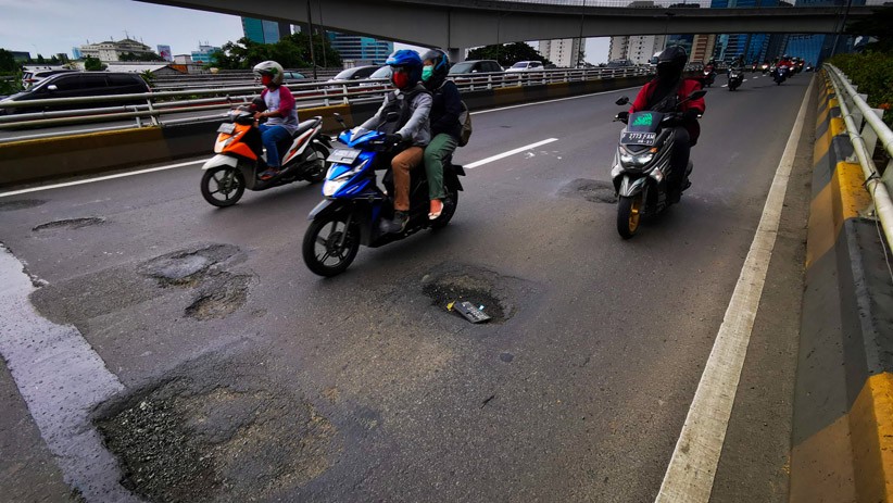 Hati-Hati, Jalanan Berlubang di Jakarta Selatan Membahayakan Pengendara Motor - Bagian 2
