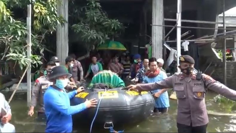 Rumah Masih Kebanjiran, Pemakaman Jenazah Diangkut Perahu Karet 