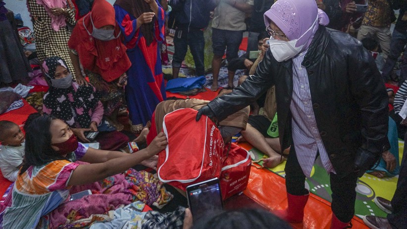 Mensos Tri Rismaharini Kunjungi Warga Terdampak Banjir Pekalongan - Bagian 1