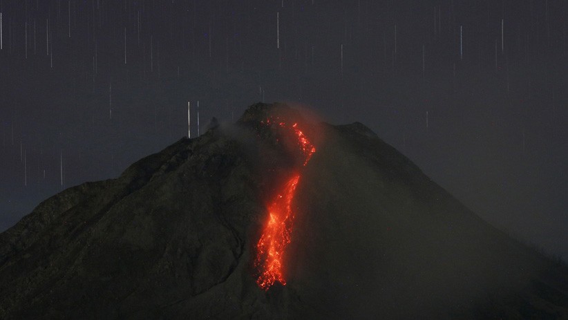 Gunung Sinabung Keluarkan Lava Pijar, Begini Penampakannya - Bagian 1