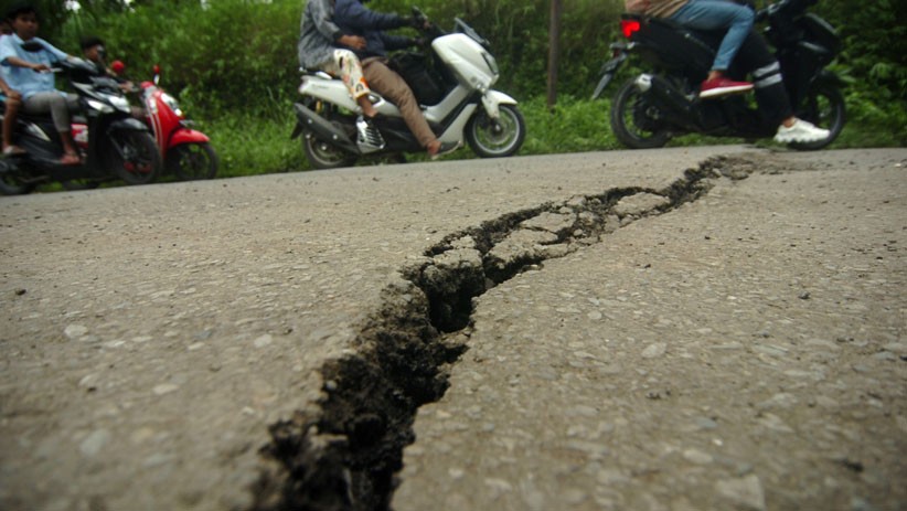 Hati-Hati, Jalan Retak Menuju Objek Wisata Guci Tegal akibat Pergerakan Tanah - Bagian 1