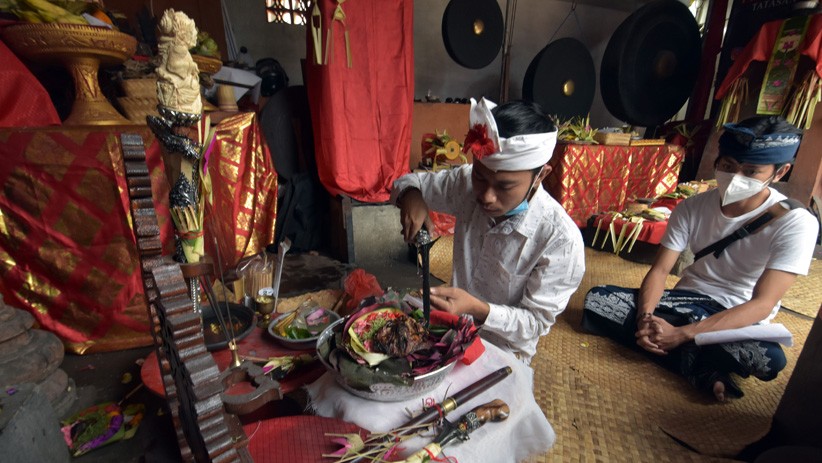 Ritual Pembersihan Pusaka Keris saat Hari Raya Tumpek Landep - Bagian 1