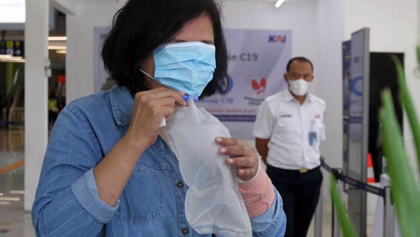 Potret Penumpang Kereta Tes Covid-19 Pakai GeNose di Stasiun Gambir - Bagian 1