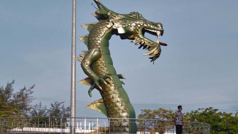 Penampakan Patung Naga Ikon Kota Baubau, Kepala dan Ekor Terpisah 5 Km - Bagian 1