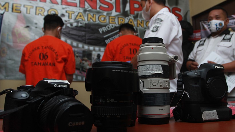 2 Perampok Toko Raja Gadai Ditangkap, Barang Bukti Kamera dan Lensa Diamankan - Bagian 2