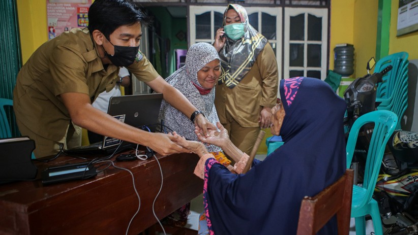 Rekam E-KTP, Petugas Dukcapil Datangi Rumah Warga Lansia - Bagian 3