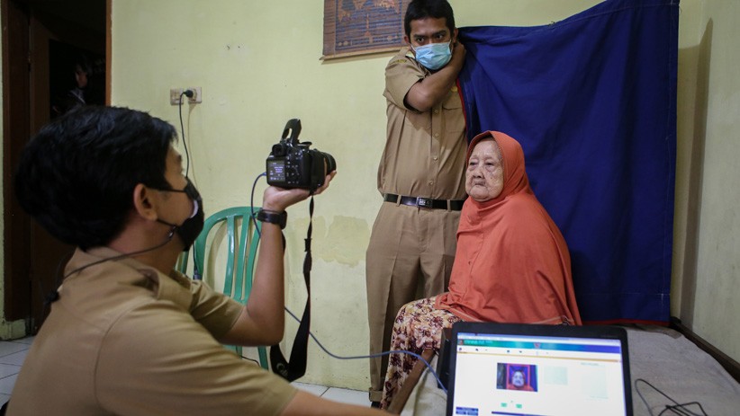 Rekam E-KTP, Petugas Dukcapil Datangi Rumah Warga Lansia - Bagian 2