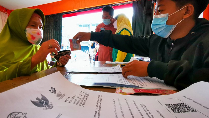 Warga Kelurahan Sukabumi Utara Terima BLT Tahap II Rp300.000 - Bagian 1