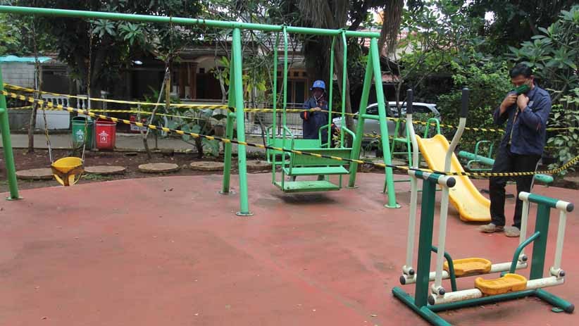 Cegah Kerumunan, Taman Merak Depok Dipasang Garis Larangan Bermain - Bagian 3