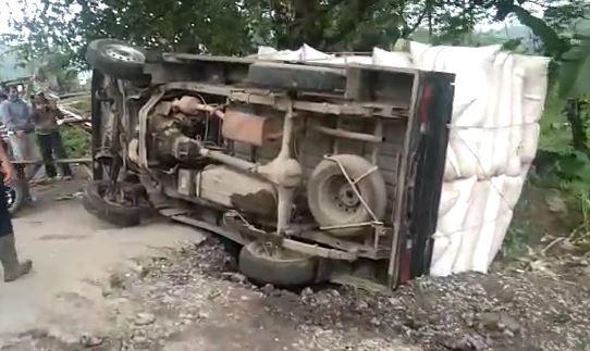 Kelebihan Muatan, Pikap Terbalik di Tanjakan Clirit View Kalibakung Tegal