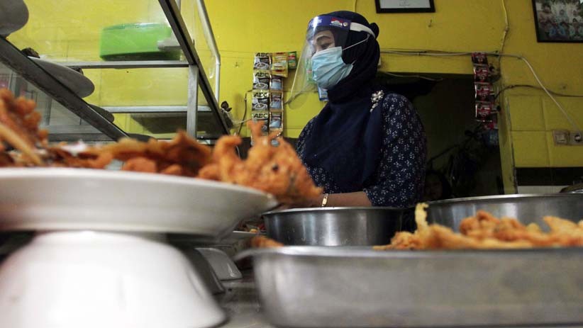 Terapkan Protokol Kesehatan, Warteg di Jaksel Beri Sekat Pembatas Meja Konsumen - Bagian 2