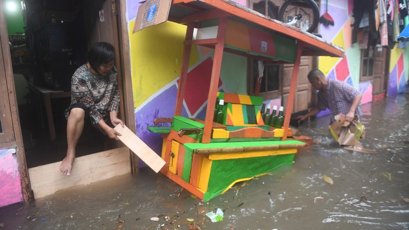 Diguyur Hujan Deras, Sejumlah Wilayah Jakarta Terendam Banjir - Bagian 4