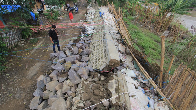 Dinding Tanggul Sungai Cimanuk Roboh, Warga Indramayu Khawatir Kebanjiran - Bagian 1